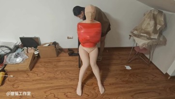 【狸猫工作室】女M红色胶带全包木乃伊上：全包过程，环形口塞，强制开嘴，放置，四贴片电击郊狼全程开放，时时惨叫