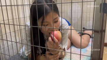 【龙飞绳艺】刺激 镣铐捆绑 ，进入狗笼里吃苹果【喜喜】