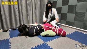 【美曦s】《瑜伽裤驷马吊头捆绑调教》瑜伽裤白袜一身运动风格 踩踏 挠脚心，打屁股 驷马吊头折磨 最后放置挣扎！