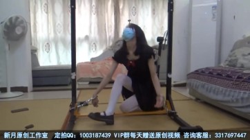 【新月原创】【琳媚】黑色连衣裙白丝萌妹被脚铐吊jio折磨 qiang的威胁 月老狗鞭打 tk 妹子受不了