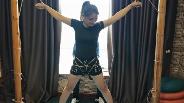 【一绳所爱】刘青清绑在柱子上瞎胡玩