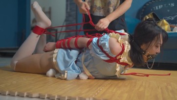 【面具男】跨性别绳奴粉樱无助无视野！全黑美瞳！超高跟鞋罚站直臂挣扎逃脱游戏。规则：在规定时间内脱缚，完成任务，超过时间则加大全身刺激，进入下一次继续在规定时间内完成。但...
