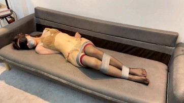 【默示录】【小灵】戴上眼罩的小灵，变成了双马尾的可爱少女，身材纤细，皮肤很白，看了忍不住捏玩一下，最重要的黑丝小脚丫，可不能少~
