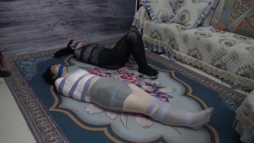 【胜景影视】《胶带丝袜包裹两女M》 双女M被黑胶带一道一道捆绑的结结实实，外面又被套上丝袜袋，又被蒙眼堵嘴