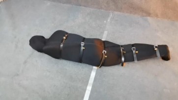 【HD飞天原创】丁琪口球胶带封嘴、4层黑丝套头、继续全包套头、两脚开腿紧固、直臂反吊、振动刺激，紧接着来个更残酷的，强制口球、单手套、全包封闭，用皮扎带全部锁上