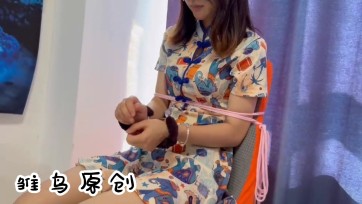 【雏鸟原创】抓住美女然后要干什么，先鞭打，再滴蜡，然后慢慢挑逗她，直到她受不了，求激若渴，但是就是不给，慢慢的折磨，魔崖摩