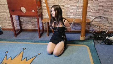 【一绳所爱】女孩洛儿五花大绑跪着锁在牢房