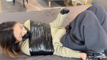 【默示录】小唅的半驷马缚，双手用胶带包起来，怎么解，也解不开嘴巴~