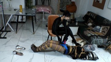 【安安的安】《墨月与安安》油亮夜行墨月吃醋大作战~16厘米银高超狠+按地扭动+全包柱缚！油亮黑丝全身紧缚狂榨39分钟纯纯干货，胶带严密封嘴，榨到最后完全虚脱，挣扎的力气都没有了...