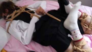 【荷仙少女】纯洁少女调教劫，学生妹少女B本本乖乖女，感冒不去治病反而被屈辱的伸舌口环凌辱，M脚缚捆绑股绳挣扎，鞭打抚摸中处理ing，只有自己挣扎开绳索才能去吃感冒药哦