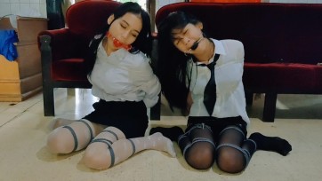 【TiedIndonesia】两个OL秘书被绑成青蛙姿势，嘴里含着球。 双色丝袜+短款乳胶裙+透明衬衫