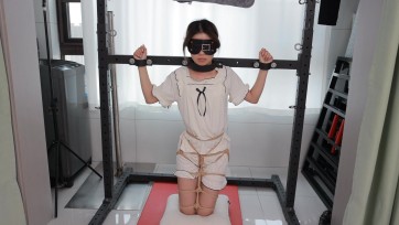【中二病】大二学妹的颈手枷与马具口塞。看看TK状态下灌进去的液体能不能不撒出来呢