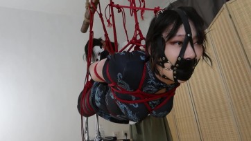 【面具男】朋友说把他的宠物放在我家训2 小玫瑰经过第一次训练之后还不服，那只能整第二轮更残酷的训练了，空中诡头训练器榨汁+花心炮击！白眼都翻了，接着超高高跟鞋柱子强制罚站，...