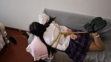 【荷仙少女】双视角 美美自拍后被抓起调教的安安姐姐，绳子死死绑住的敏感双马尾的姐姐直接被欺负到求饶的真实反应，哪怕碰一下都极度敏感 都这样了嘴上还在逞能！说不怕痒和震，但...