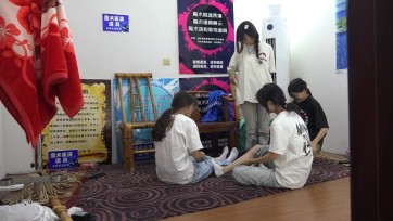 【束心工作室】几个女大学生，玩手拷丝绸布袋逃脱游戏，简单剧情