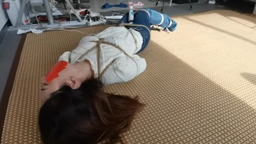 【绳之韵】风骚美妇诗韵，牛仔裤、小毛衣，白袜、裸足，固定棒、倒吊之虐下集，颠倒的世界和无尽欲望，被动的GC与呻吟