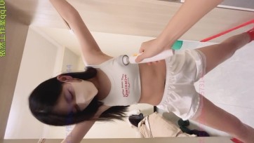 【依然原创】漂亮女大学生内衣高跟鞋站立大字捆绑，第一人称带入抚摸＋强制gc，欲罢不能。tk敏感处，娇喘连连！最后把流出的水抹到脸上，羞耻至极