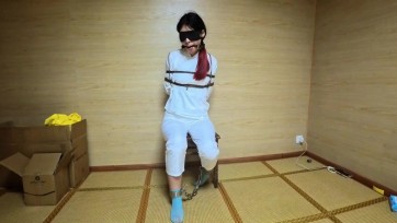 【渎竺】白色汉服椅子后手缚铁脚镣！