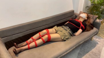 【默示录】新模小陈，身材纤细，jio很哇塞的女生，唯一缺点？嗯...就是不爱笑，挣扎程度很不错~