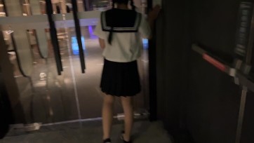 【臭脚妹妹】【户外惊魂的秘密】史上最大量失禁+cha入式玩具外出+超紧股绳，JK+发光肉丝+黑布鞋，夜晚车灯照的丝袜直发光，非常引人注目，谁知道这么一个JK女孩的裙子里居然藏着她的小...
