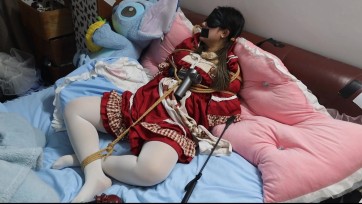 【荷仙少女】小红帽美少女VIVI的折磨，今天小红帽不到外婆家，盘腿绑，而是到主人这里了，不过刚来就后悔了，一边被踩一边被打，好好接受调教和言语羞辱折磨把（双视角）