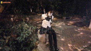 【长颜草】少萝音霜喵惊险外出 捆上单手套 下面塞入小玩具外出 变态大叔尾随 但是穿了高跟鞋又跑不快