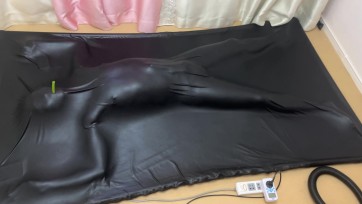 【黑魔法师】真空自缚脱离挑战，每抽气两分钟就会有一分钟给m逃离的机会以后每一次轮回都会延长抽气时间，m被要求塞上抽插，郊狼电击乳夹，下T还被av棒震动，看看m能否逃出这个快乐的...