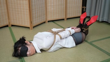 【象人工作室】【嗷嗷】白色长袖衬衣黑色长裤裤里肉丝，黑丝驷马捆绑！