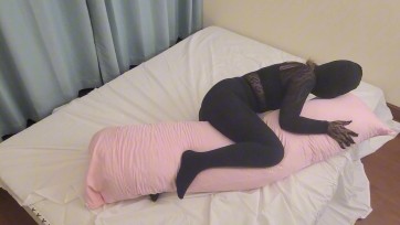 【可视】小姐姐的多层包裹抱枕 想抱着抱枕摩擦后面在包 自己包进去成为一个完全的抱枕 在捆住 伸缩跳电不断挣扎