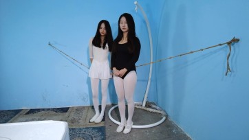 【樱束原创】《石头剪刀布》老师让两个舞蹈生上绳上进行走绳训练！两人石头剪刀布谁输就要被对方抽打并要踮脚在紧拉的绳上走两步！不认真完成的要被老师惩罚！固定双棒强震！