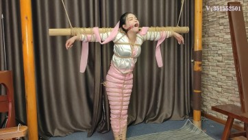 【一绳所爱】古装美女洛洛绑在竹竿上挠痒鞭打