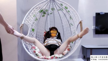 【嗷大喵】《萝莉遇险记》第七集-柯柯被全程嘴里塞满丝袜再胶布封嘴+日式紧缚+驷马拉紧+TD+挠脚心+双腿吊起TK+棒棒刺激GC+乳夹+棒棒震动乳夹+解开扣子露出沟+八字开腿