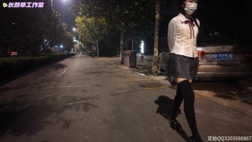 【长颜草】新人少萝妹子霜喵 捆绑户外震动假Y具调教 悦耳萝莉音耳边姣川 对话声音都颤抖了 专业麦克风嘴边采音戴耳机犹如妹子在身边 梦婷亲妹上场效果超好