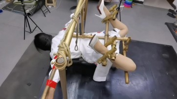 【HD飞天】把李然禁锢在拘束架上打睹论输赢，她能获胜吗？