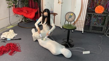 【黑魔法师】绳缚网瘾戒断所2，没想到来戒网瘾的小艺裤子里面居然还穿着丝袜，网瘾戒完后颜老师拿来了超紧人袜，把小艺整个装进了丝袜里开始了脱敏戒断疗法！